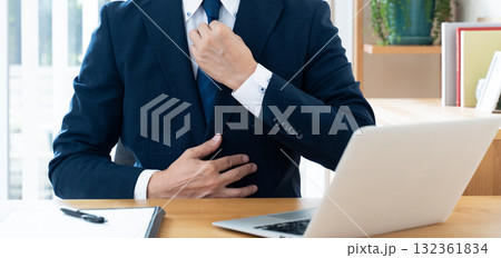 ネクタイを直すビジネスマン 132361834