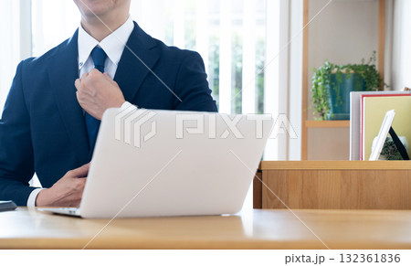 ネクタイを直すビジネスマン 132361836