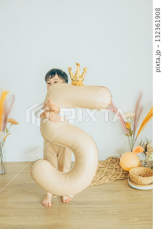 七五三の撮影スタジオで撮影する男の子 132361908