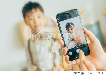七五三の撮影スタジオで撮影する男の子 七五三の撮影スタジオで撮影する男の子 132361911