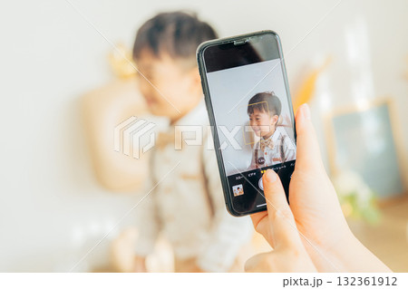 七五三の撮影スタジオで撮影する男の子 七五三の撮影スタジオで撮影する男の子 132361912