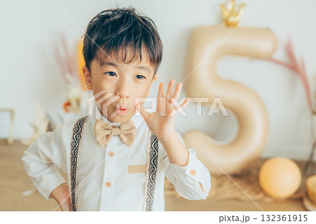 七五三の撮影スタジオで撮影する男の子 七五三の撮影スタジオで撮影する男の子 132361915