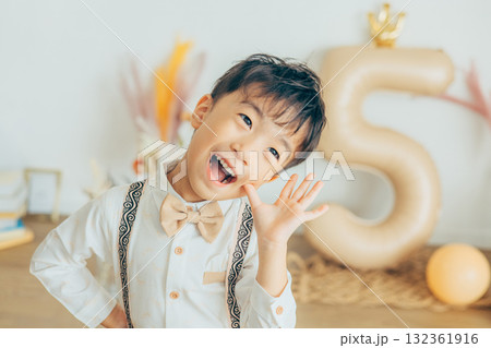 七五三の撮影スタジオで撮影する男の子 132361916