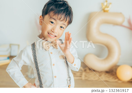 七五三の撮影スタジオで撮影する男の子 132361917