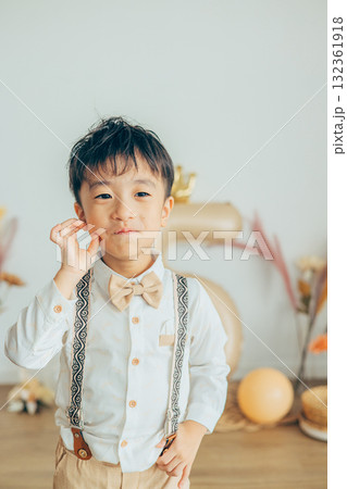 七五三の撮影スタジオで撮影する男の子 七五三の撮影スタジオで撮影する男の子 132361918