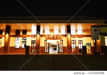 夜の城崎温泉駅　やわらかな灯りに包まれて 132362086