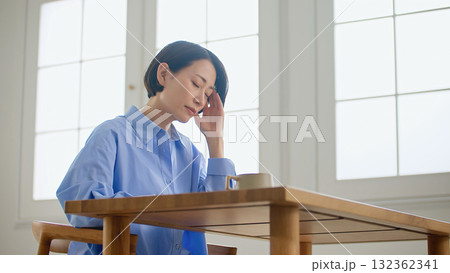 パソコンをする女性(疲れ) 132362341