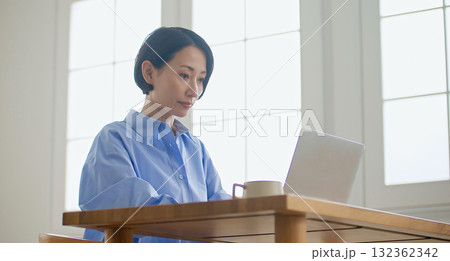 パソコンをする女性 132362342