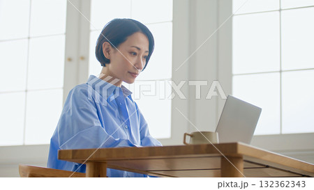 パソコンをする女性 132362343