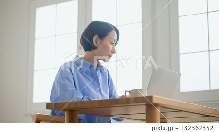 パソコンをする女性 132362352