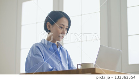 パソコンをする女性 132362354