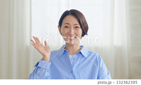 カメラに話かける女性 イメージ カメラに話かける女性 イメージ 132362395