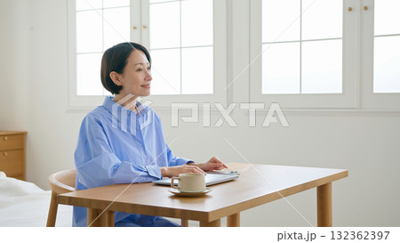 話を聞いている女性  132362397