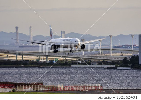 夕暮れの羽田空港　着陸中の飛行機　東京都大田区 132362401