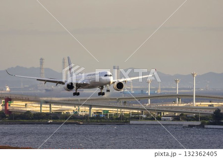 夕暮れの羽田空港　着陸中の飛行機　東京都大田区 132362405