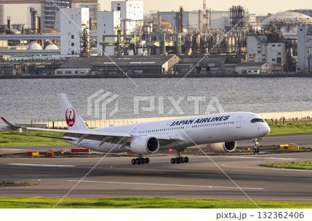 夕暮れの羽田空港　着陸中の飛行機　東京都大田区 132362406