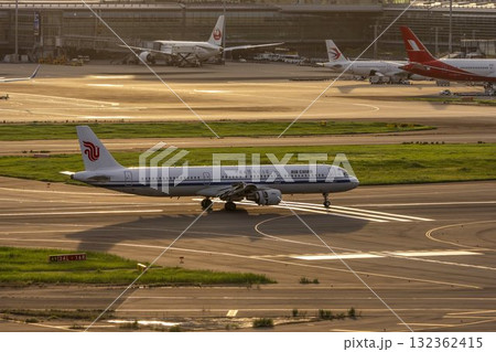 夕暮れの羽田空港　着陸中の飛行機　東京都大田区 132362415