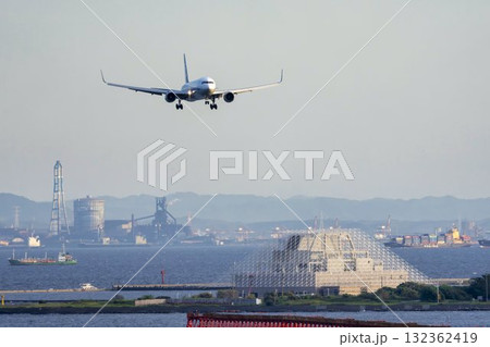 夕暮れの羽田空港　着陸中の飛行機　東京都大田区 132362419