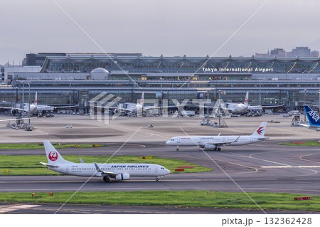 夕暮れの羽田空港　着陸中の飛行機　東京都大田区 132362428