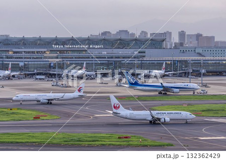 夕暮れの羽田空港　着陸中の飛行機　東京都大田区 132362429