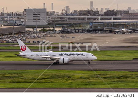 夕暮れの羽田空港 着陸中の飛行機 東京都大田区 夕暮れの羽田空港 着陸中の飛行機 東京都大田区 132362431