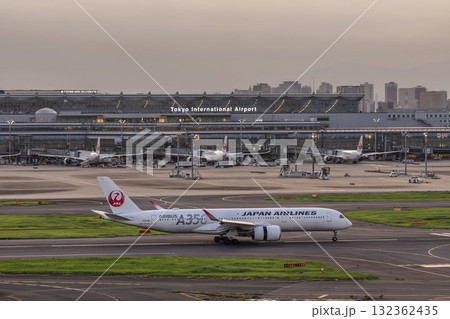 夕暮れの羽田空港　着陸中の飛行機　東京都大田区 132362435