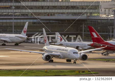 夕暮れの羽田空港　タキシング中の飛行機　東京都大田区 132362604