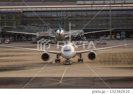 夕暮れの羽田空港 タキシング中の飛行機 東京都大田区 夕暮れの羽田空港 タキシング中の飛行機 東京都大田区 132362610