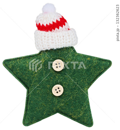 赤と白の帽子をかぶった緑のフェルト星型クリスマスオーナメント（白背景） 132362623