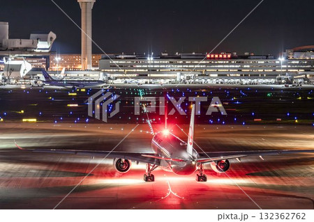 夜の羽田空港　タキシング中の飛行機　東京都大田区 132362762