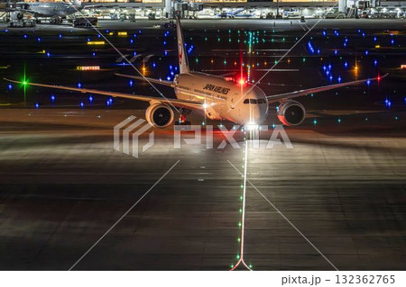 夜の羽田空港 タキシング中の飛行機 東京都大田区 夜の羽田空港 タキシング中の飛行機 東京都大田区 132362765
