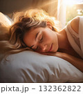 眠る女性 132362822