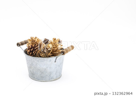 マツぼっくり+ブリキの器_01 132362964