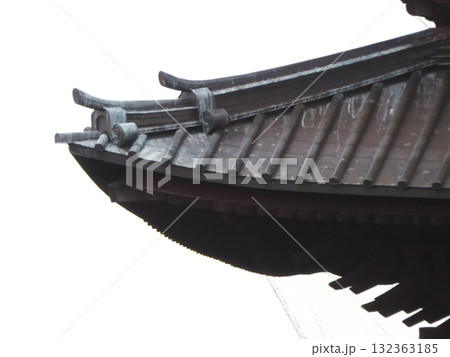 時の流れを物語る軒先の美：池上本門寺五重塔の緑青を帯びた銅板屋根 132363185