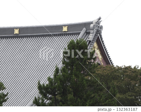 池上本門寺大堂の荘厳な入母屋造り屋根、瓦と黄金の飾り、力強い鬼瓦 池上本門寺大堂の荘厳な入母屋造り屋根、瓦と黄金の飾り、力強い鬼瓦 132363187