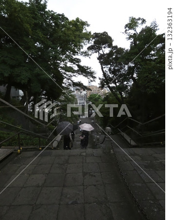 雨の池上本門寺 此経難持坂(96段の石段)を下る参拝者 雨の池上本門寺 此経難持坂(96段の石段)を下る参拝者 132363194