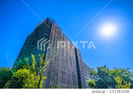 日本の横浜都市景観 輝きを再び…太陽光を浴びるマンションの補修現場。足場や防護ネット、衛星アンテナ 日本の横浜都市景観 輝きを再び…太陽光を浴びるマンションの補修現場。足場や防護ネット、衛星アンテナ 132363290