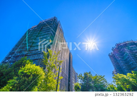 日本の横浜都市景観 輝きを再び…太陽光を浴びるマンションの補修現場。足場や防護ネット、衛星アンテナ 132363292