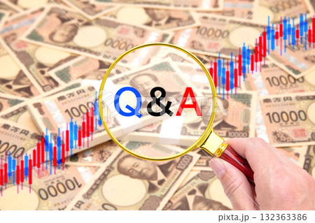 Q&A（大量の日本円を背景にしたローソク足チャートにQ&A） 132363386