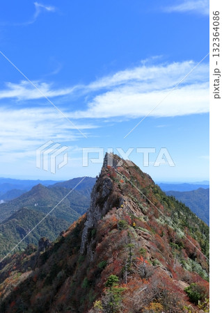 天狗岳と秋の空　（愛媛県　石鎚山） 132364086