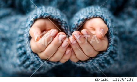暖かい毛糸の中に包まれた清潔な手元のクローズアップ 暖かい毛糸の中に包まれた清潔な手元のクローズアップ 132364238