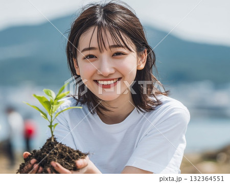 美しい笑顔の女性と植樹、SDGs、環境保護のイメージ 美しい笑顔の女性と植樹、SDGs、環境保護のイメージ 132364551
