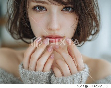 美しい女性ポートレート、優美な手元、ソフトフォーカス、雰囲気 美しい女性ポートレート、優美な手元、ソフトフォーカス、雰囲気 132364568