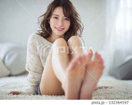 微笑む女性と裸足、リラックスした雰囲気の写真 132364597