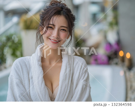 リラックスした笑顔が魅力的な女性、バスローブ姿。美, 温泉, スパ, ポートレート。 132364598