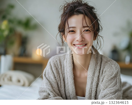 優雅な笑顔の女性、リラックスしたバスローブ姿、癒し空間、ポートレート 優雅な笑顔の女性、リラックスしたバスローブ姿、癒し空間、ポートレート 132364615