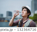 水分補給する建設作業員、熱中症対策、清涼感、夏、労働者 132364716