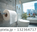 トイレットペーパーとトイレと窓、明るいトイレ空間のイメージ写真 132364717