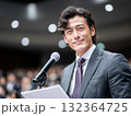講演する男性、笑顔が印象的。スーツ姿で熱弁、ビジネス、プレゼン、人物 132364725