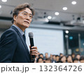講演する男性。真剣な表情とマイク、聴衆。プレゼン、ビジネス、セミナー。 132364726